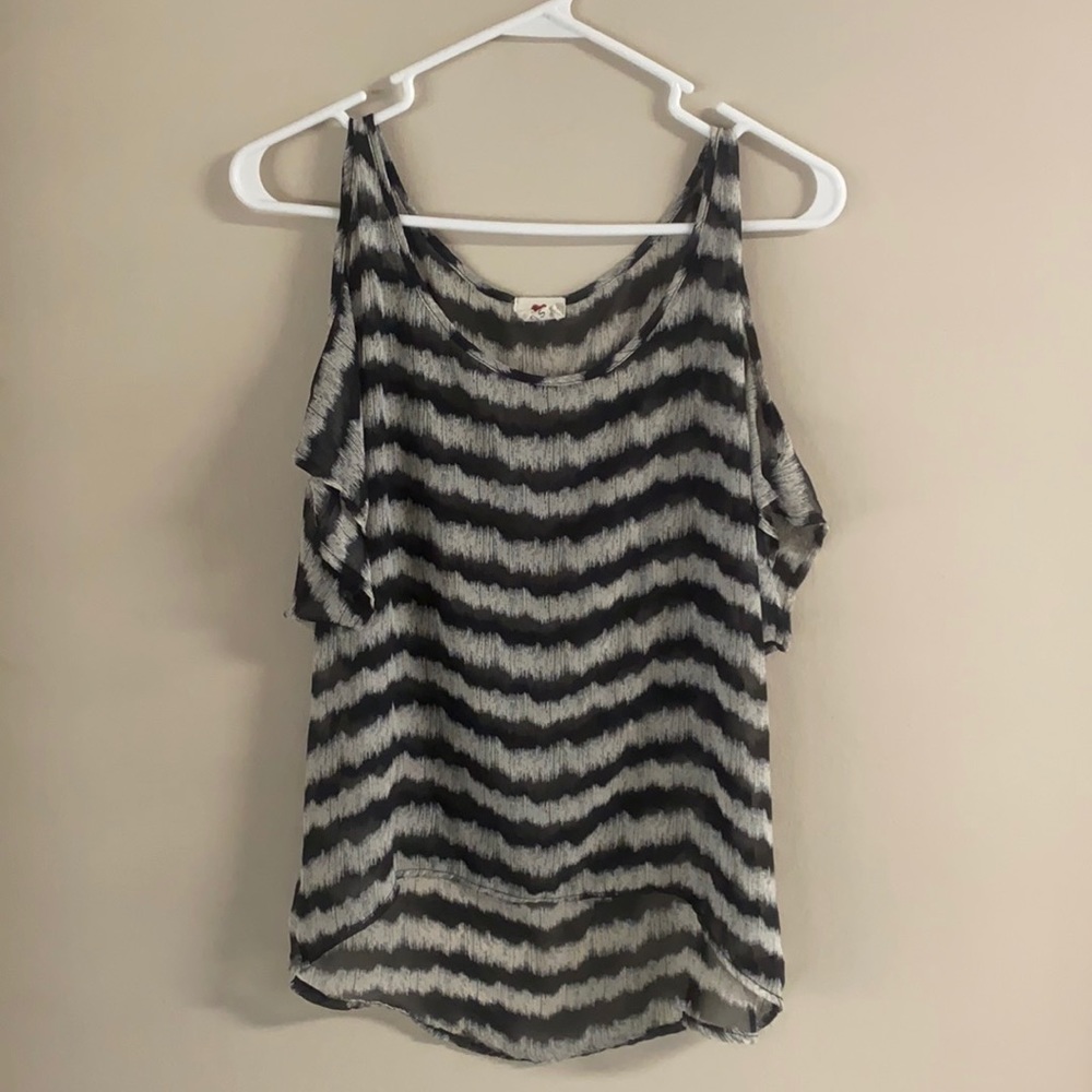 Black and white Open shoulder short sleeve top